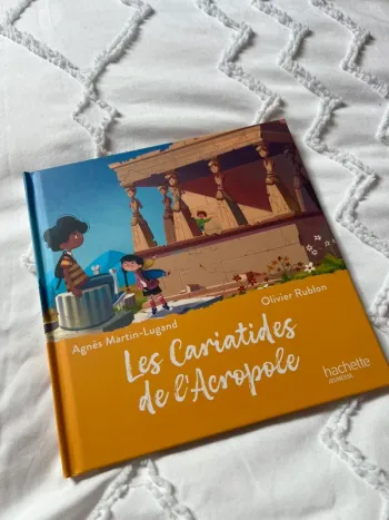 livre hachette jeunesse les cariatides de l’acropole