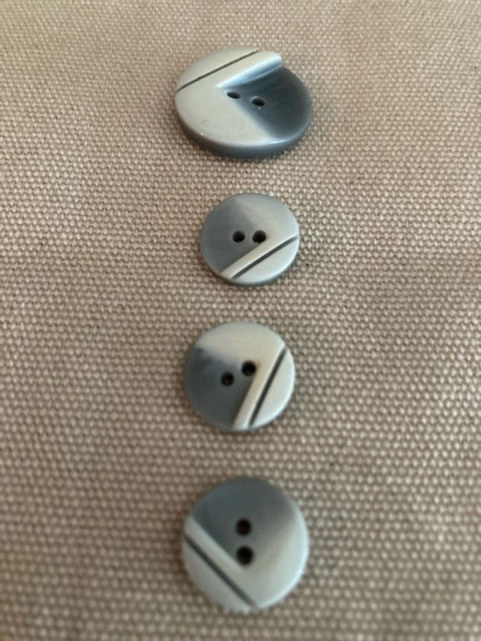Boutons gris beige - photo numéro 2