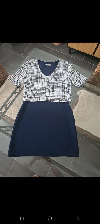 Vend très jolie robe bleu marine superposé d un hâte bleu et blanc