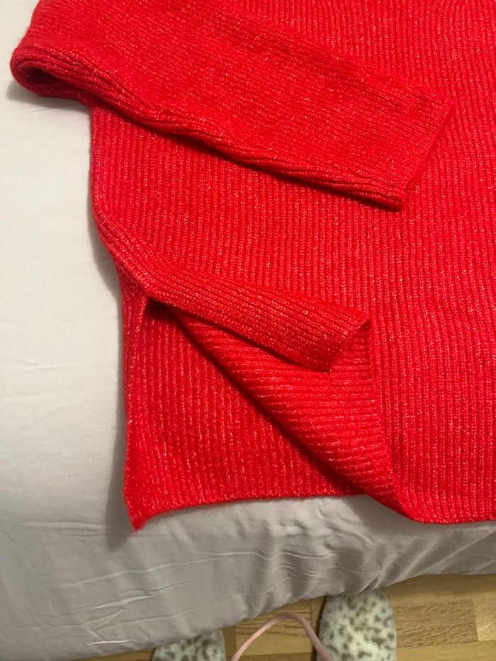 Pull  taille S pilule rouge neuf - photo numéro 3