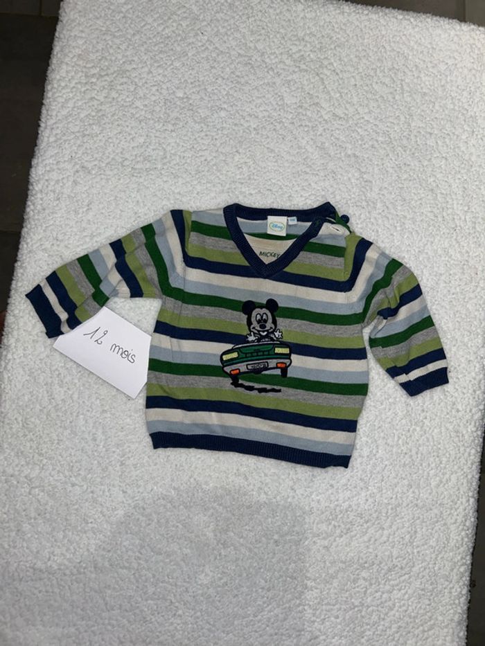 Pull bébé Mickey en voiture