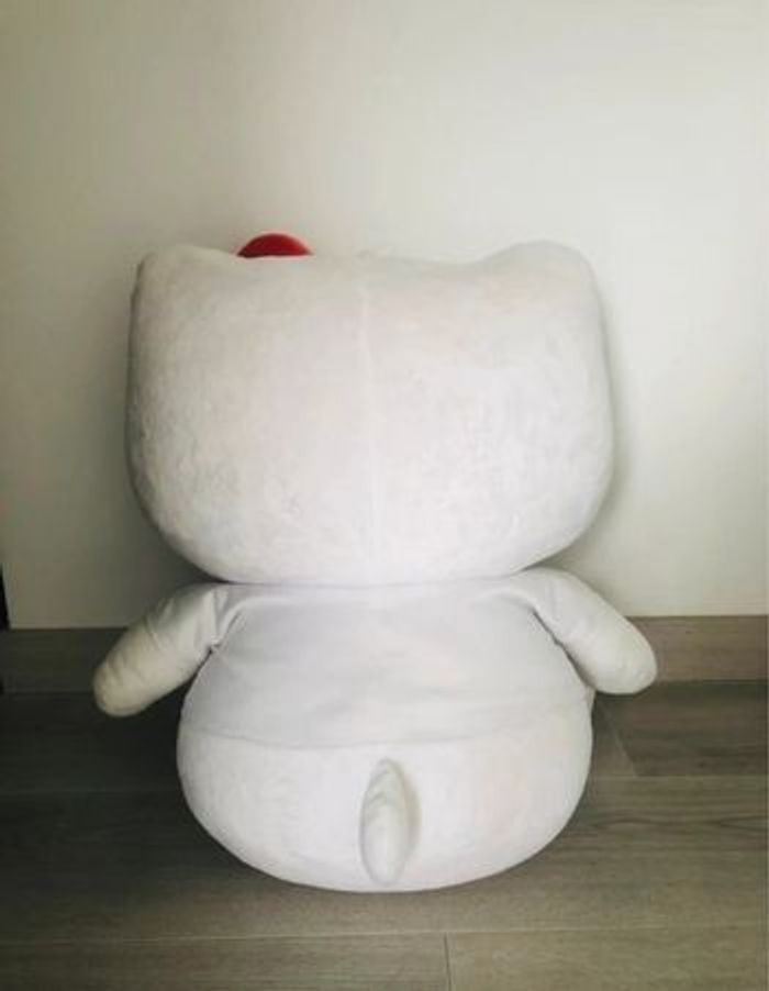 Énorme peluche hello kitty avec Tee shirt comme neuve - photo numéro 2