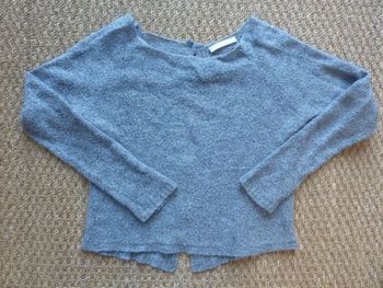 Pull gris boutonné dans le dos 10 ans