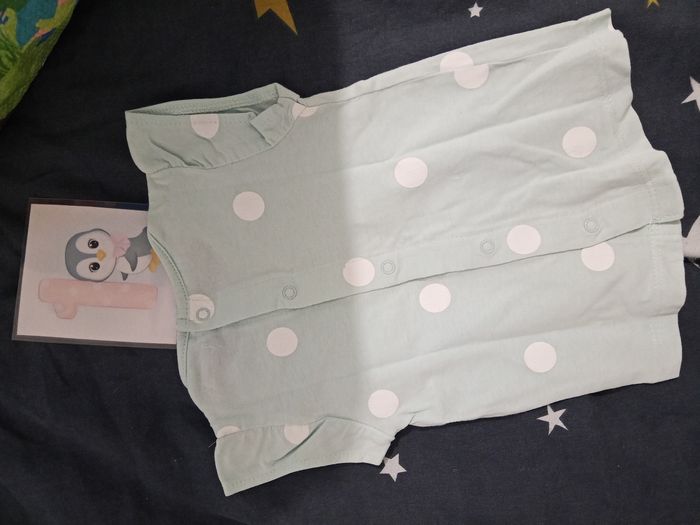 T-shirt bleu clair a pois _ 1 mois - photo numéro 2