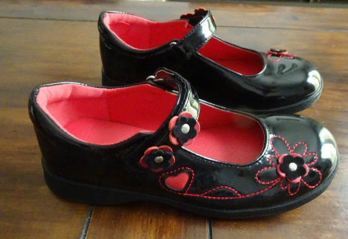 Chaussures Fille vernies Taille 34 NEUVES - photo numéro 2