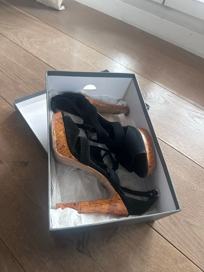 chaussures femme ouvertes noirs en daim de la marque Minelli, en très bon état. - photo numéro 5