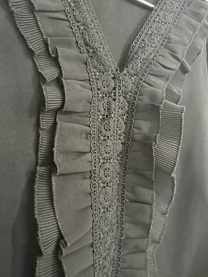 Blouse noire à volants - photo numéro 2