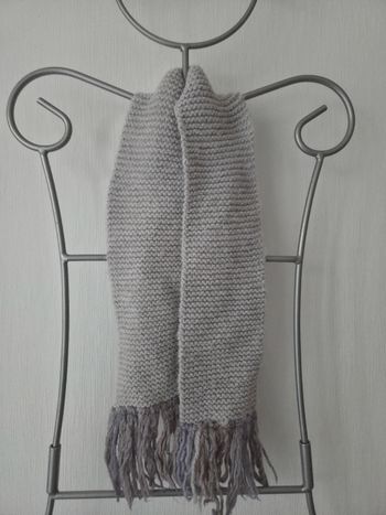 Écharpe grise en maille point mousse avec franges