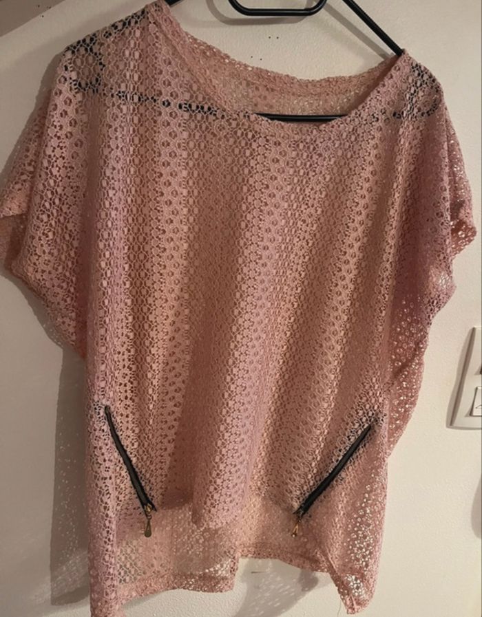 T-shirt rose en dentelle ajourée