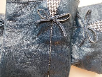 Gants bleu marine, taille S en cuir, avec petits nœuds et détails pieds de poule