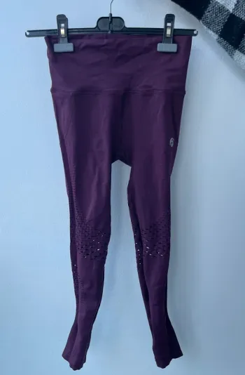 Legging sport oceans apart