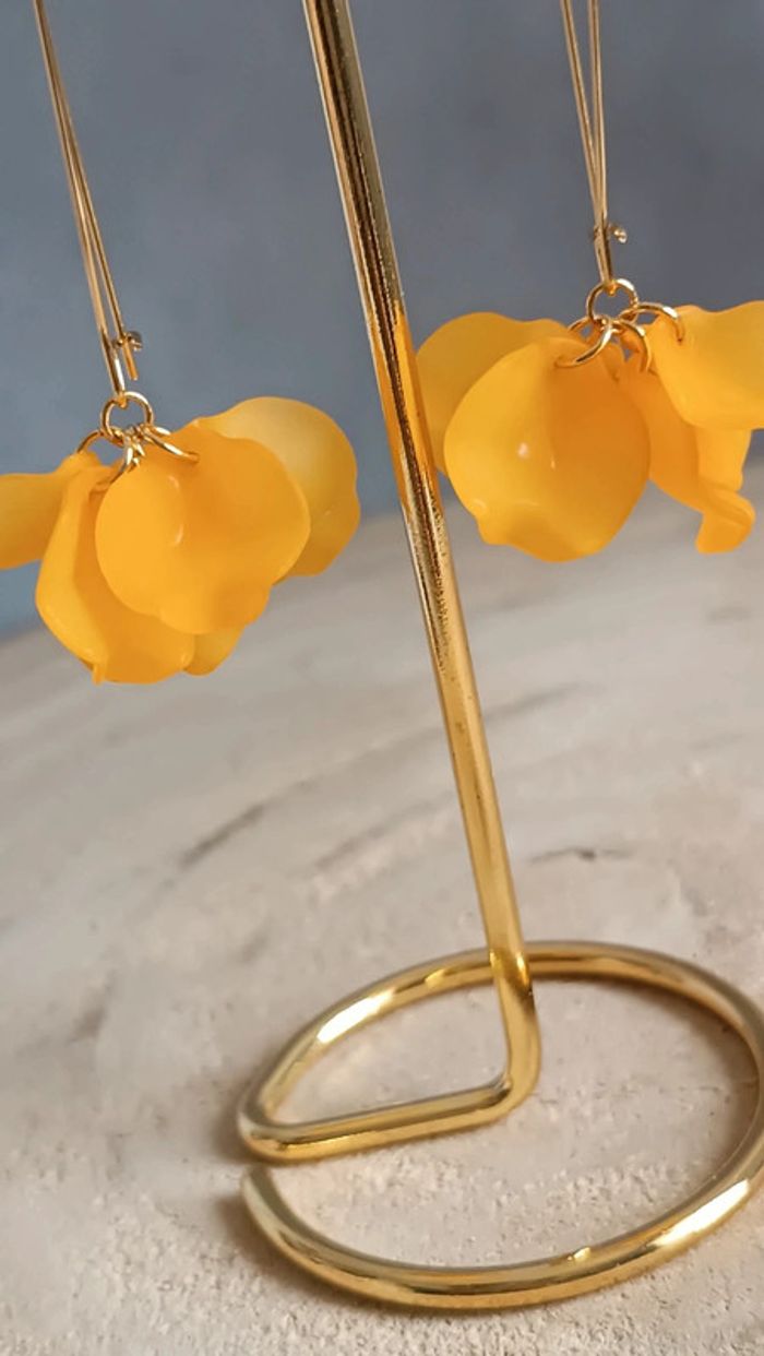 Jolie paire de créoles longues en acier inoxydable et pétales acryliques - photo numéro 2