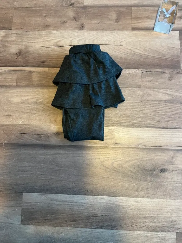 Je vend un legging jupe fille taille 5 ans très bon état - photo numéro 4