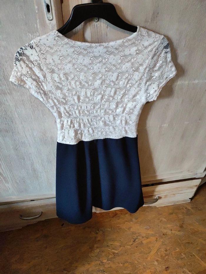 Très belle robe blanche bleue marine - photo numéro 3