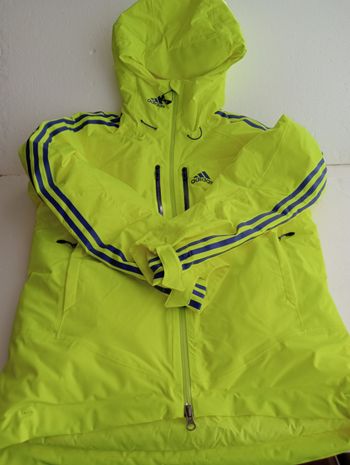 Adidas veste fluo