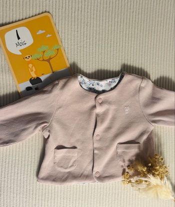 Gilet réversible bébé fille Okaïdi Obaïbi 1 mois – rose poudré & motifs feuilles