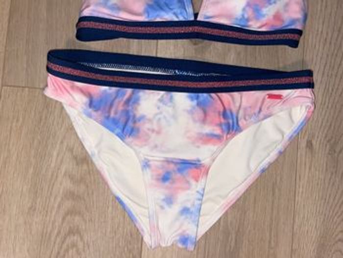 Pull de la marque H&M. Taille 16 ans / 176cm Vert lurex pailleté avec petit nœud au niveau du col Lo - photo numéro 3