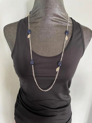 Collier argenté en acier inoxydable.