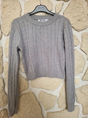 Magnifique pull gris.