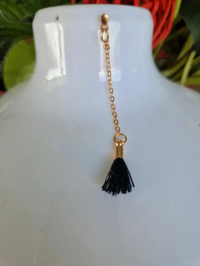 Boucles d'oreilles fantaisies dorées fils noirs - photo numéro 3
