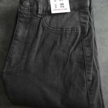 Jean droit noir avec poches arrière