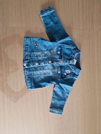 Veste en jean tape-à-l'œil