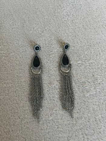 Boucle d’oreille pendante argentée et noire