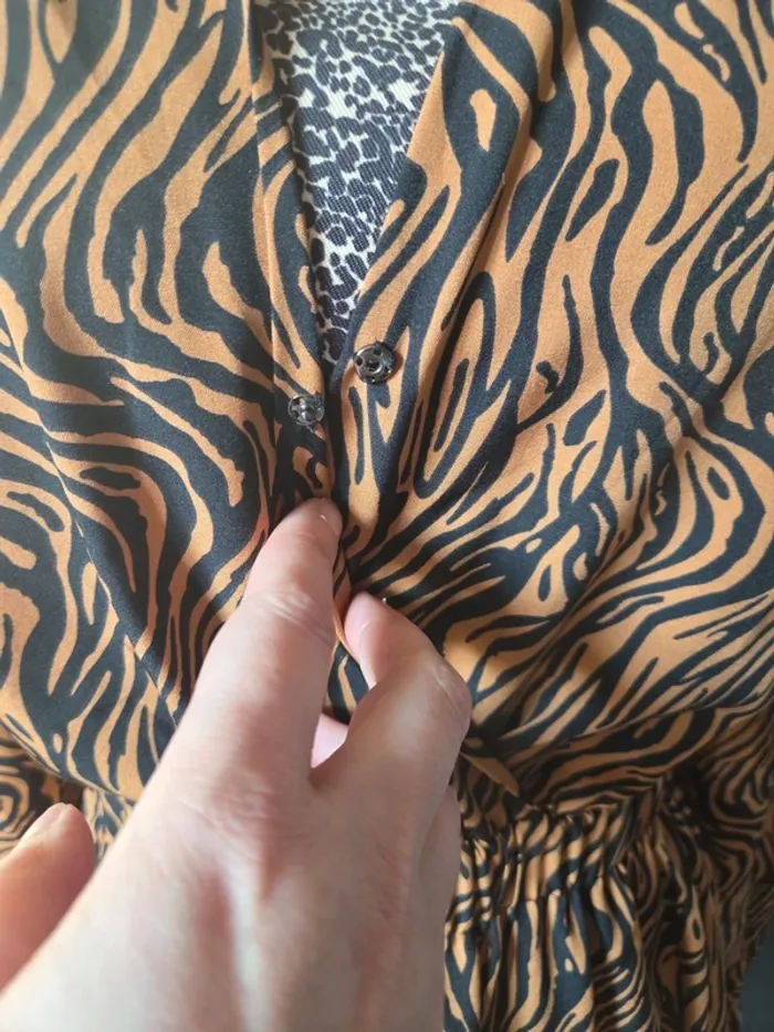 Jolie Robe Doublé avec Décolleté en V Taille M - photo numéro 4