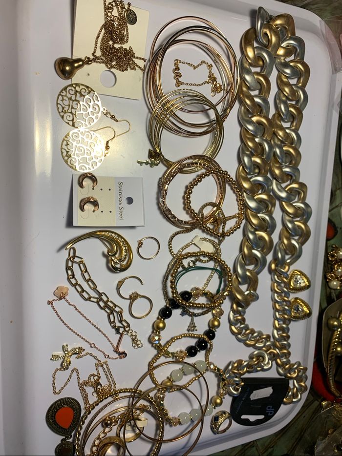 Gros lot bijoux couleur dorée ( lire descriptif)