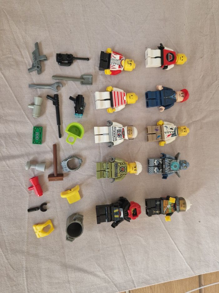 Lot figurines lego + accessoires (4)