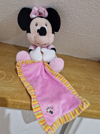peluche avec mouchoir Minnie