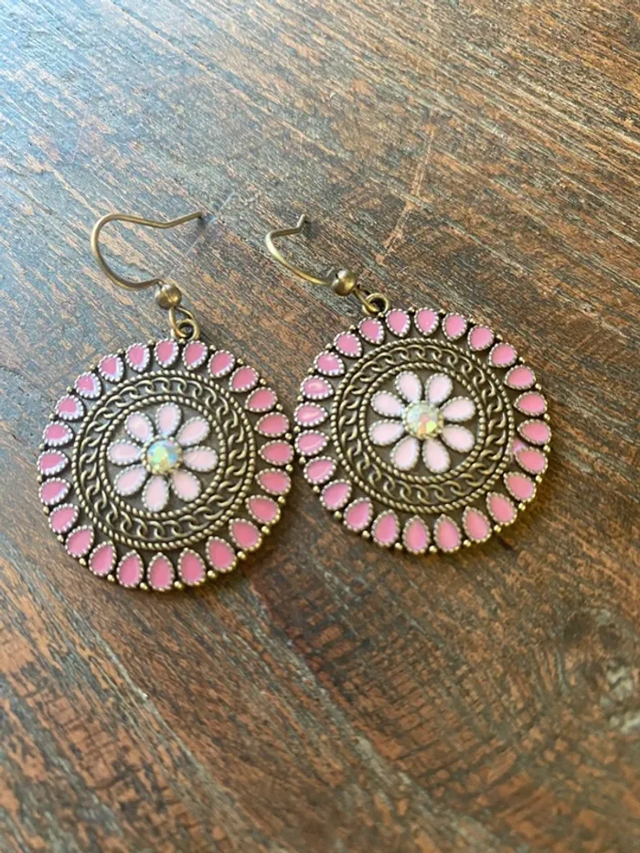 Boucles d’oreilles avec pierres , strass et fleurs - photo numéro 5