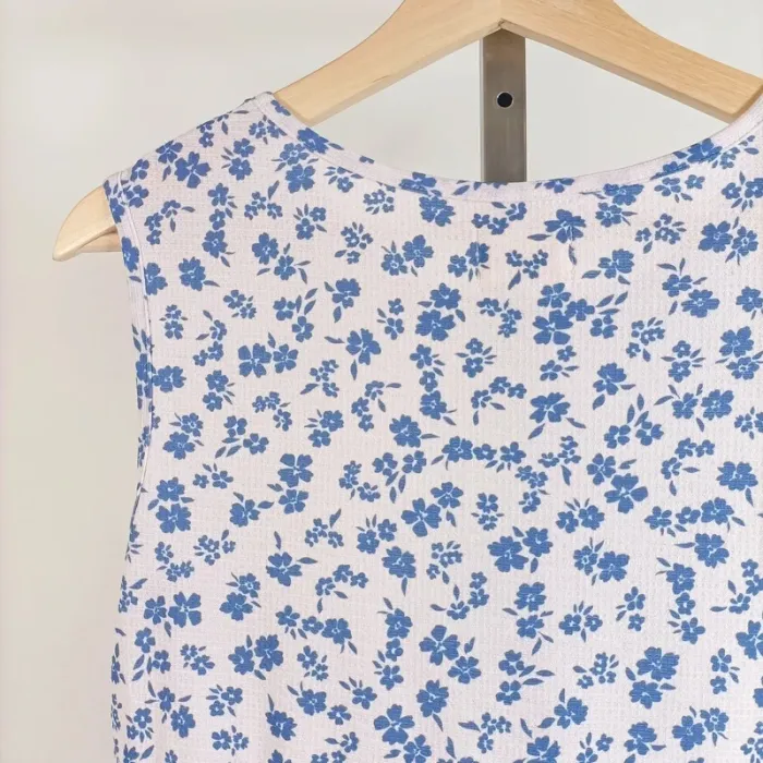 Top sans manches fleuri bleu et blanc à basque CMT Atelier taille M léger été A525 - photo numéro 9