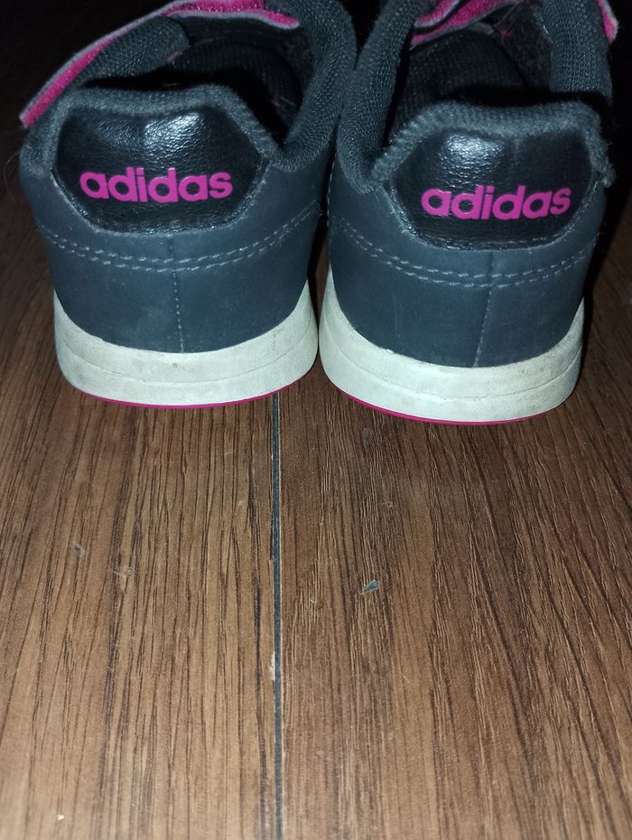 Basket adidas et sandalette p.25 - photo numéro 5