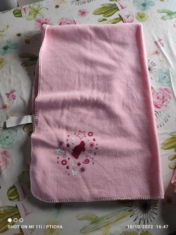 Couverture polaire rose avec dessin 75/120 100% polyester 