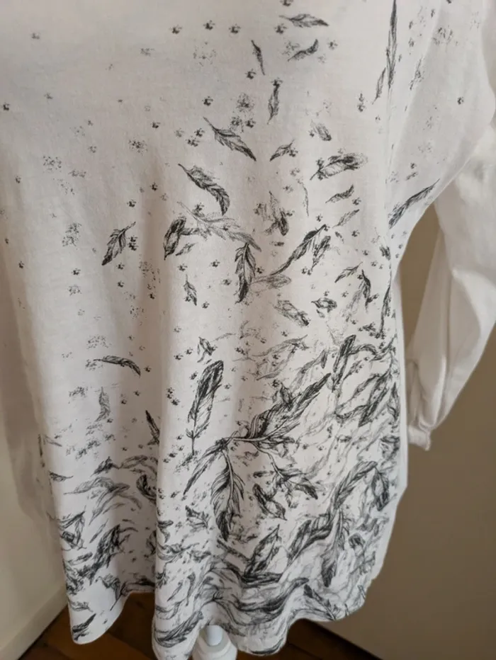 Blouse blanche et papillons gris - photo numéro 2