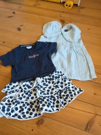 2 robes manche courte bleu en 18 mois.