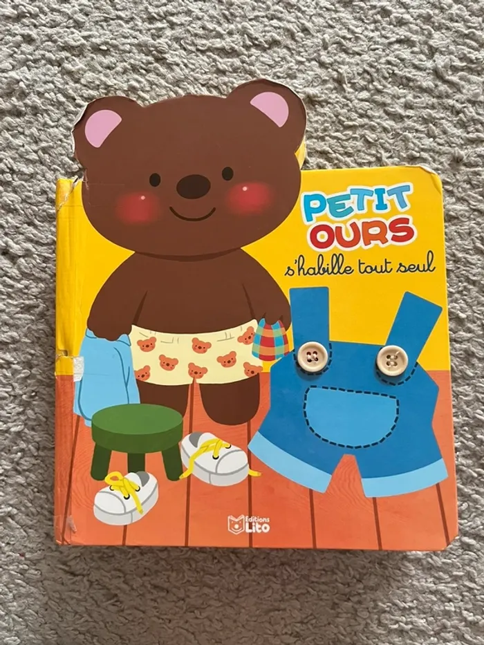 Livre petit ours s’habille tout seul