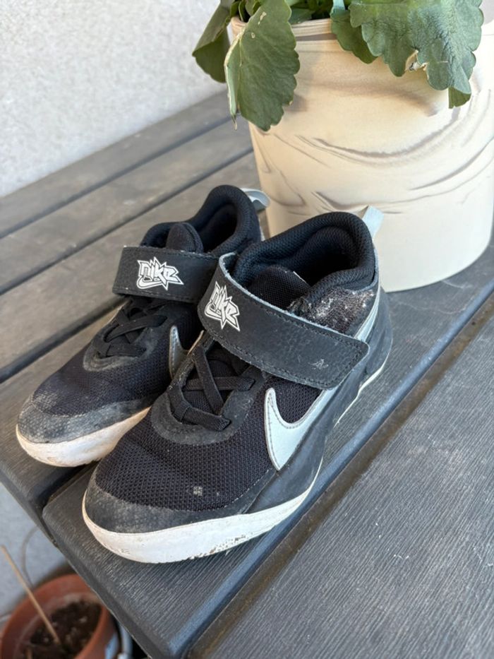 Paire de basket Nike enfant, taille 28