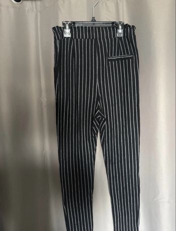 Pantalon à ligne noir et blanc avec ceinture 