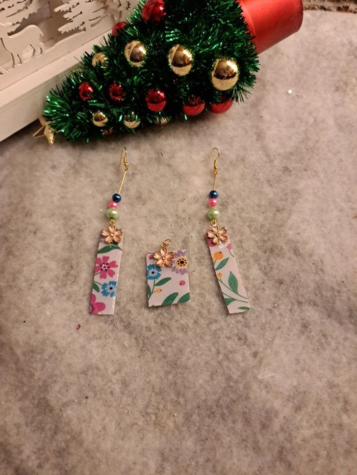 Boucles d'oreilles pendante avec pendentif multicolore en résine
