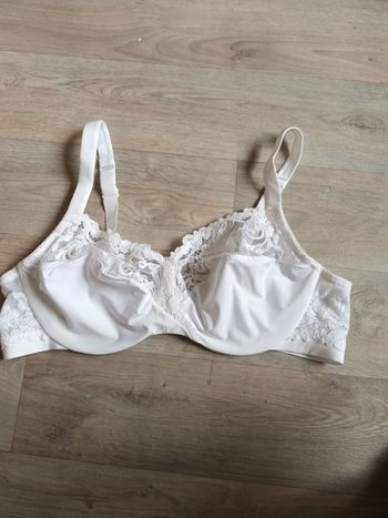 Soutien gorge 105D  marque well blanc neuf avec dentelle et armature 