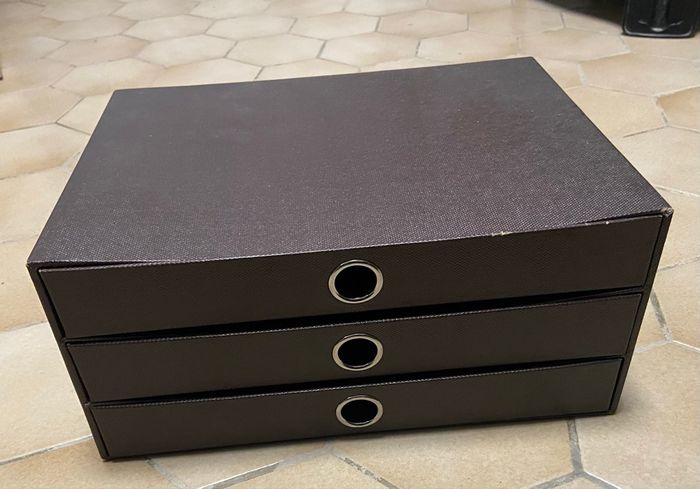 Petit meuble 3 tiroirs en carton bon état quelques défauts - photo numéro 2