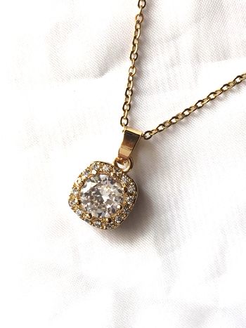 Collier Pendentif Socle Carré Arrondi Pierre Blanche Strass Centre Bijou Doré Fantaisie Femmes