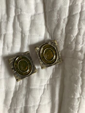 Boucles d’oreilles vintage brutaliste clips métal argenté vieilli et résine type émail