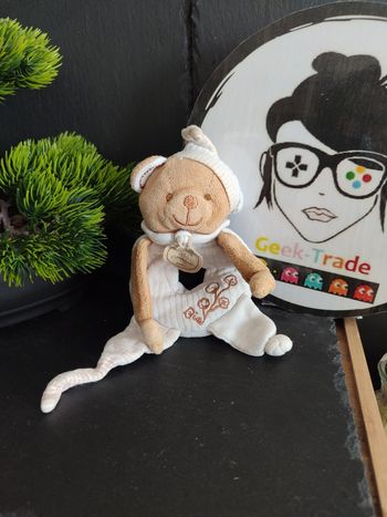 doudou et compagnie hochet coton bio ours bonnet blanc marron beige grelot Rayé