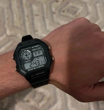 F56 Montre numérique étanche rétro neuve