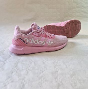 Basket  , sneakers  , femme  , Adidas ,  modèle Swift Run  Pink / Rose , taille  41