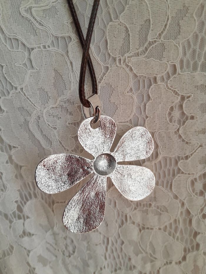 Long collier/cordon avec fleur, argenté, style Bohème - photo numéro 3