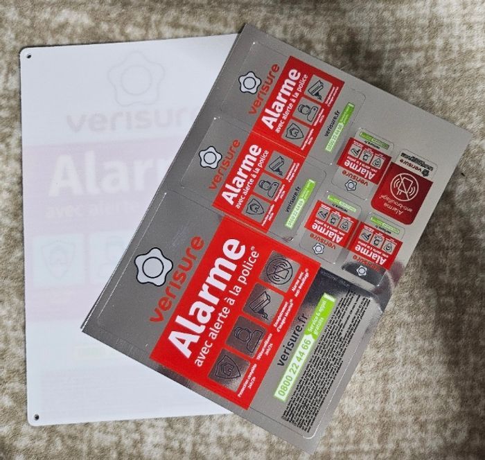 Lot 1 plaque plexi 15x24 et 1 planche de 7 autocollants alarme verisure authentiques originales